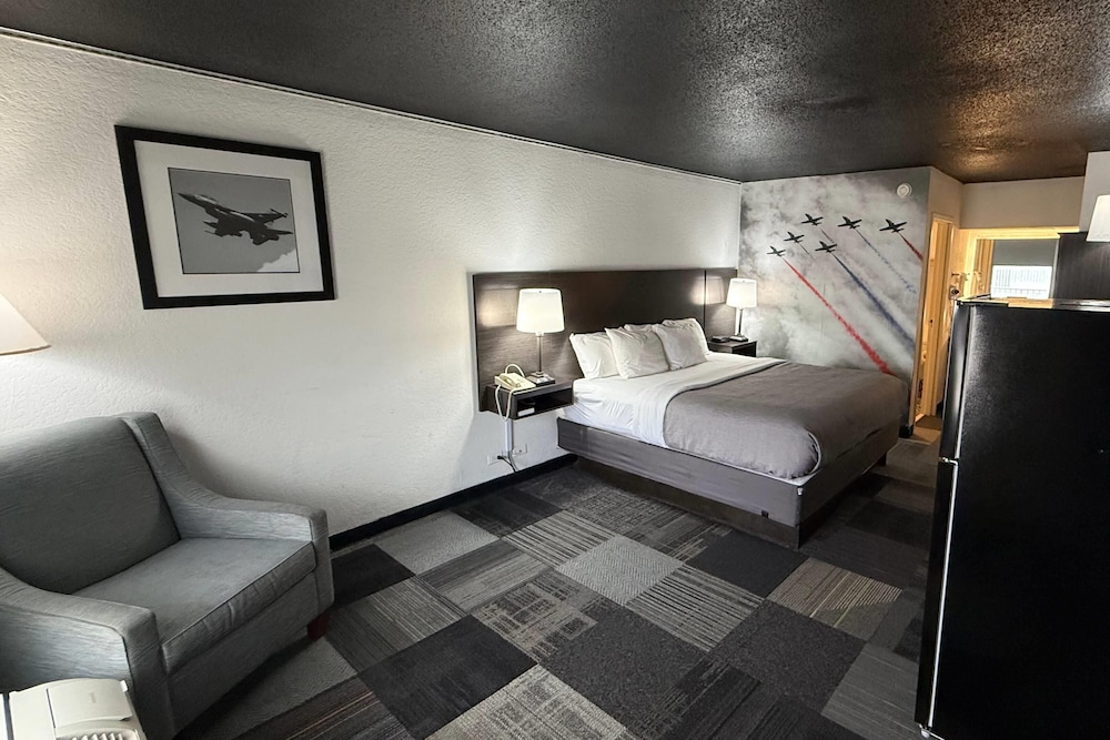Suite, 1 King Bed with Sofa bed, Non Smoking