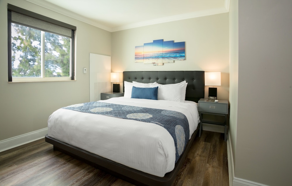 Executive Suite, 1 Bedroom, Kitchen - Photo 3