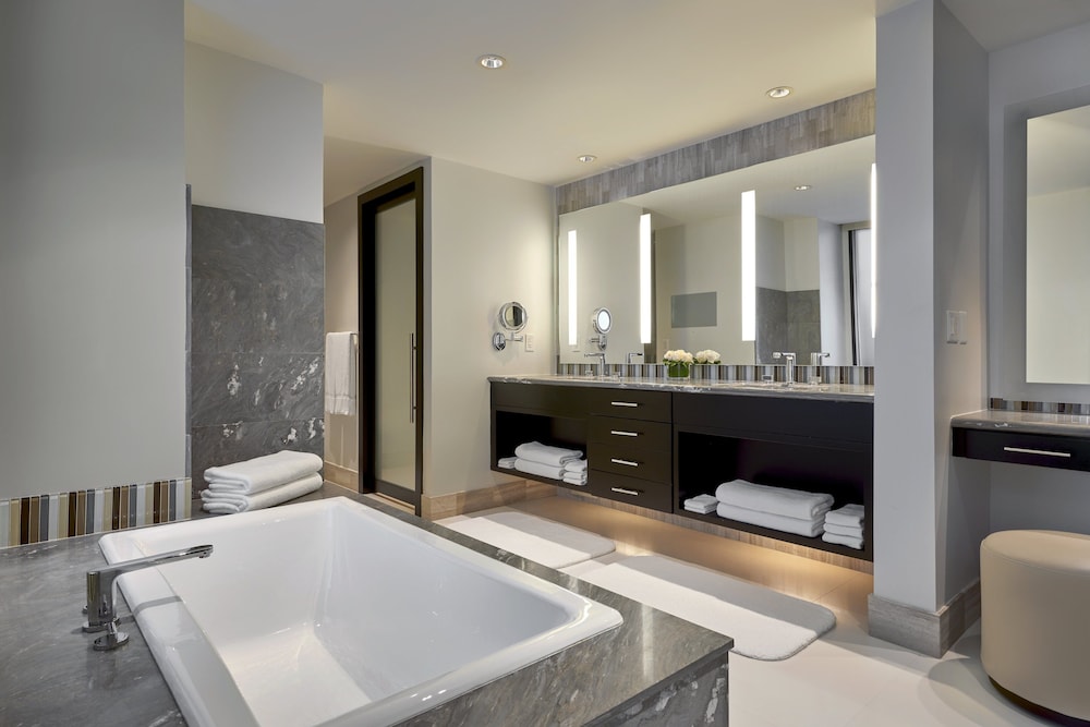 Presidential Studio Suite, Balcony, City View (Vice Presidential City Skyline View) thumbnail 6