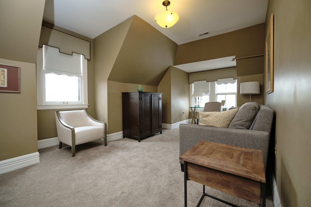Queen Suite - Photo 2