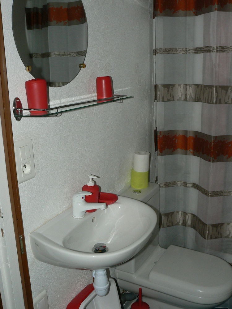 Equipped Comfort Room with Lake View photo 2