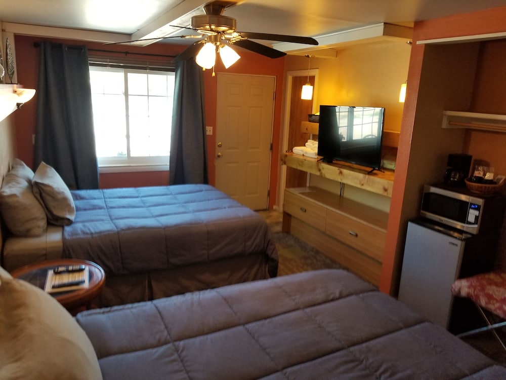 Comfort Single Room, 2 Queen Beds, Connecting Rooms, Ground Floor photo 1