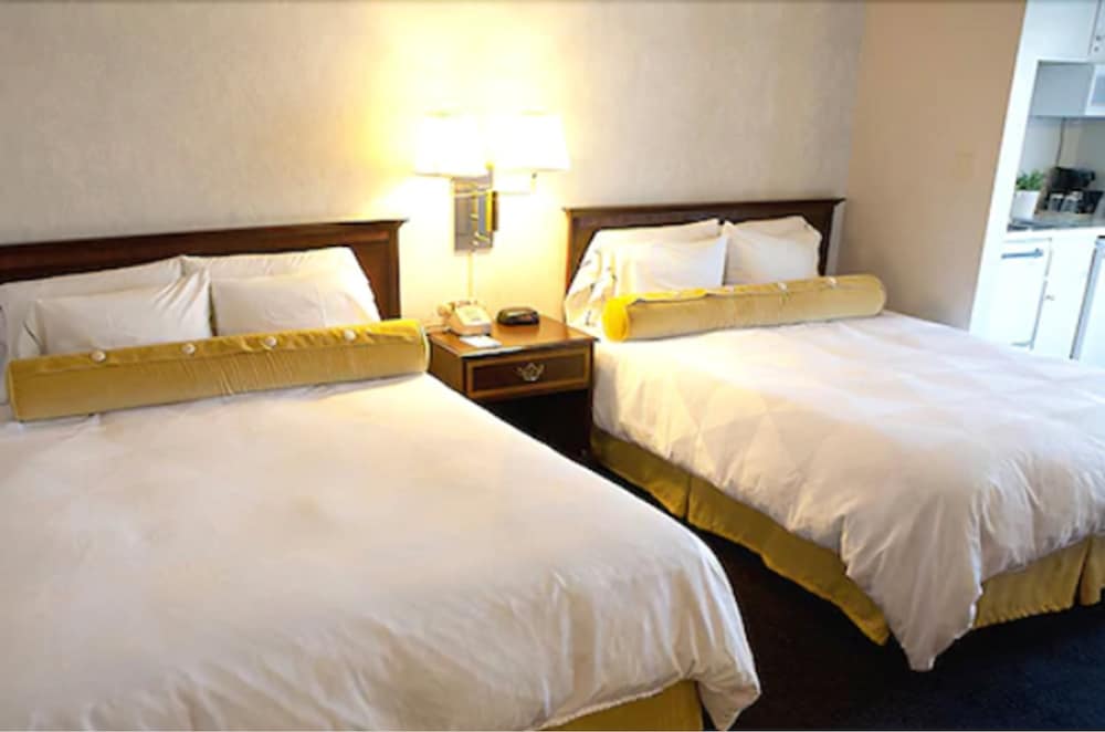 Standard Room, 2 Queen Beds - Photo 1