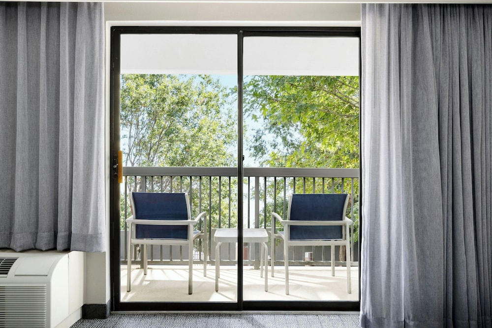 Room, 1 King Bed, Non Smoking, Balcony photo 2