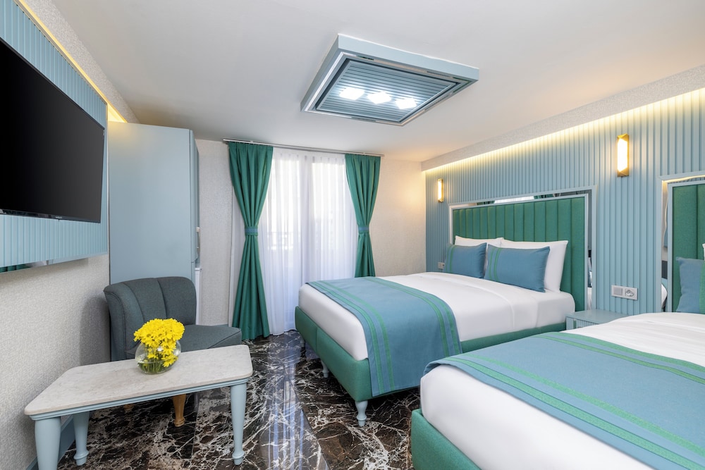 Deluxe Triple Room, City View photo 1