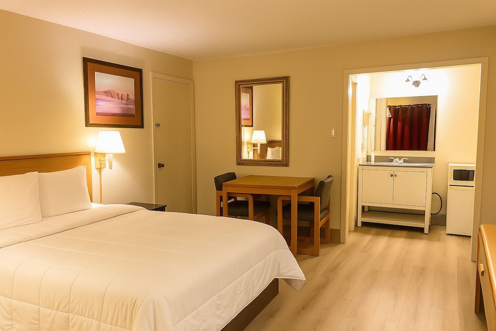 Basic Single Room, 1 King Bed, Mobility Accessible photo 3