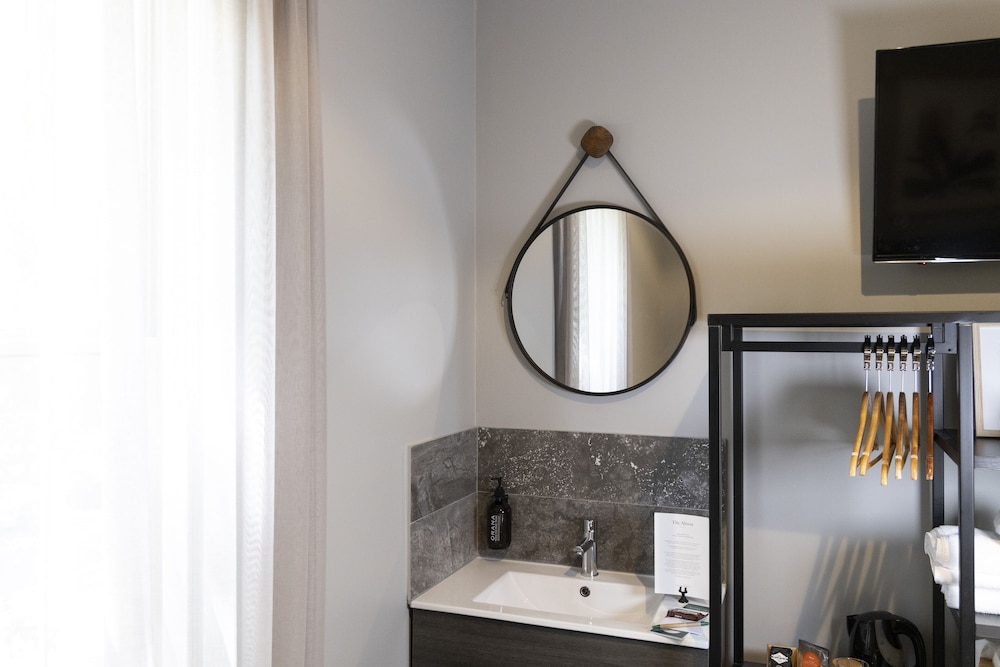Deluxe Double, Shared Bathroom thumbnail 5