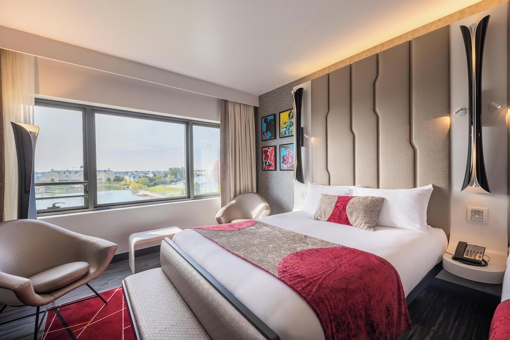 Empire State Club Room with Lake view