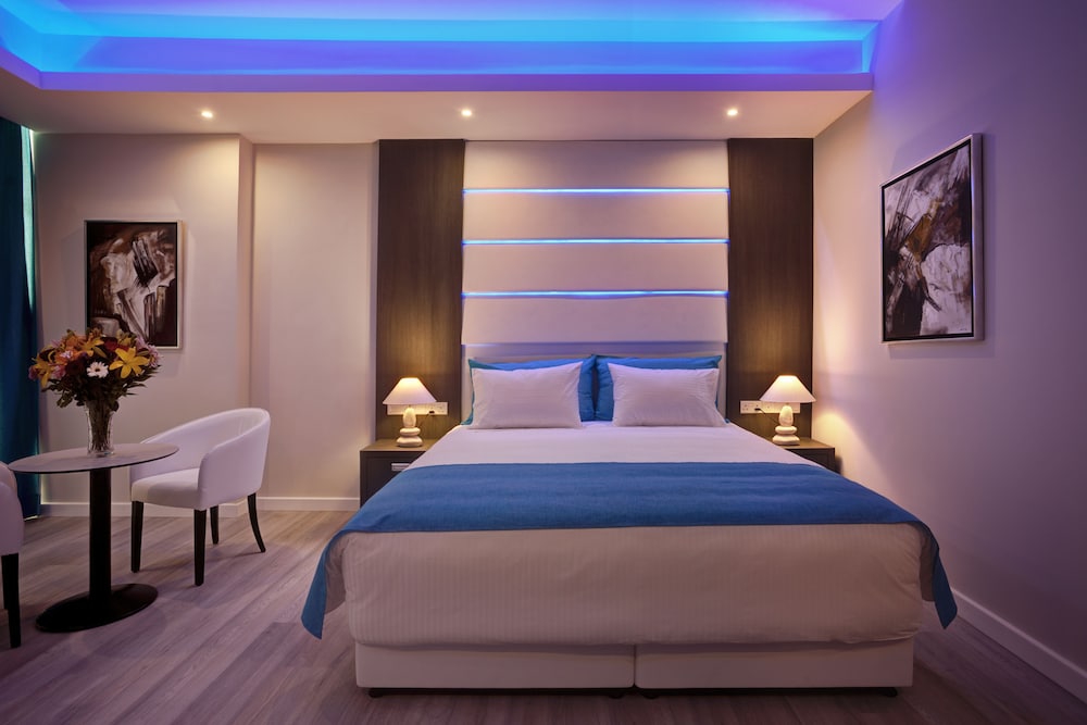 Standard Triple Room, City View photo 2