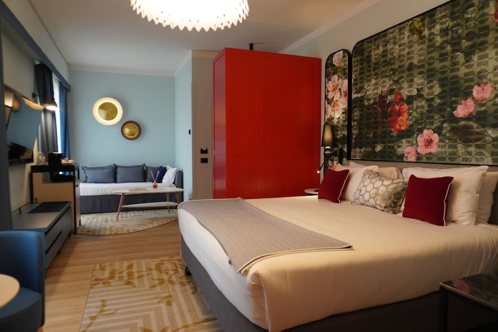 Suite, 1 King Bed with Sofa bed