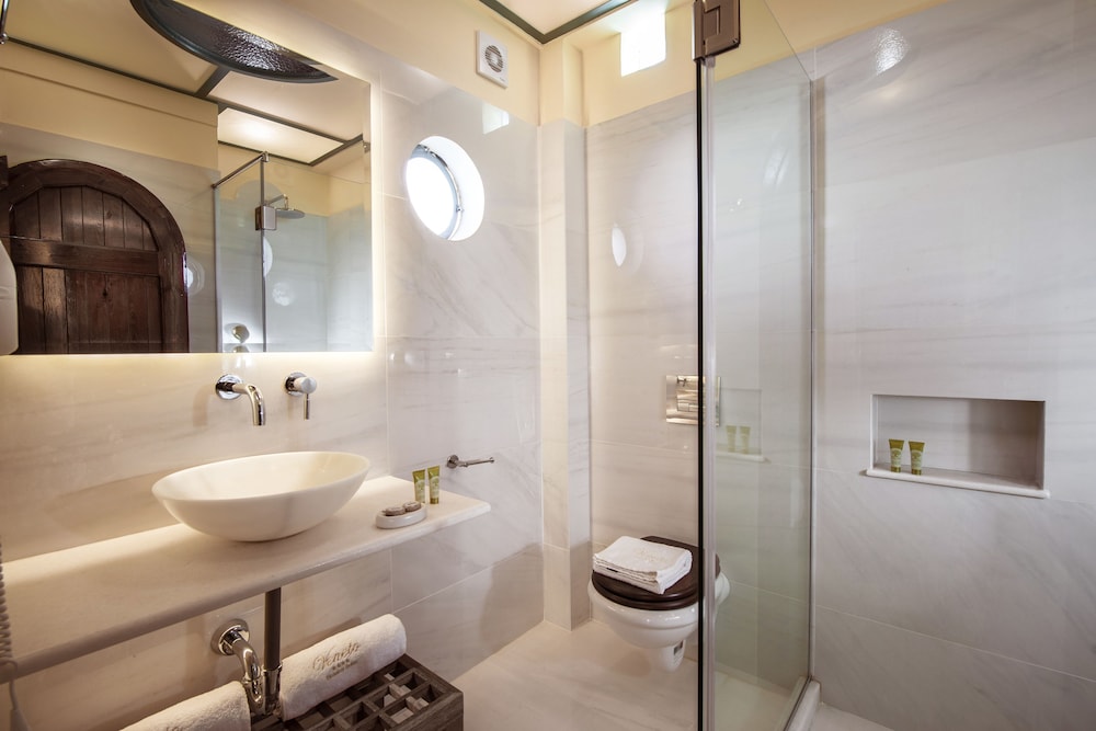 Junior Suite, 1 Bedroom - Photo 2