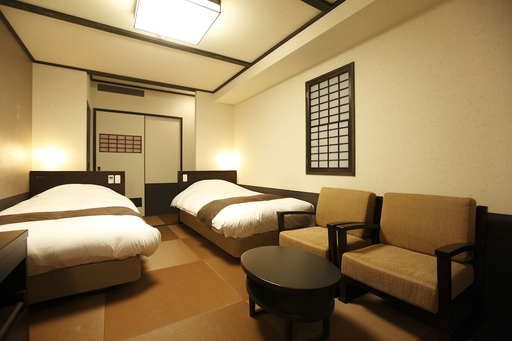 Japanese Style Twin Room (2 Beds or 2 Bed or 2 mattresses) - Photo 6