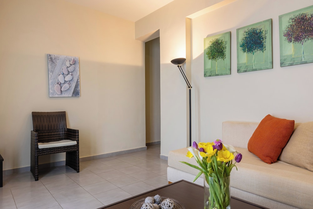 Junior Suite with Pool View - Photo 10