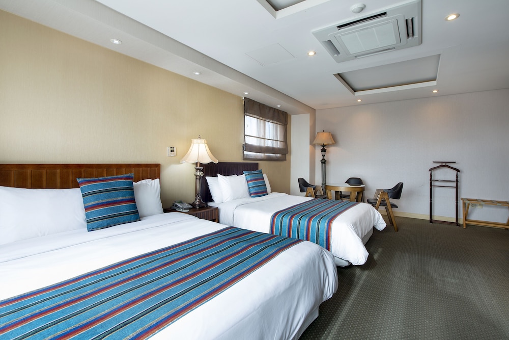 Family Twin Room, Partial Lake View (Plaza Suite) photo 3
