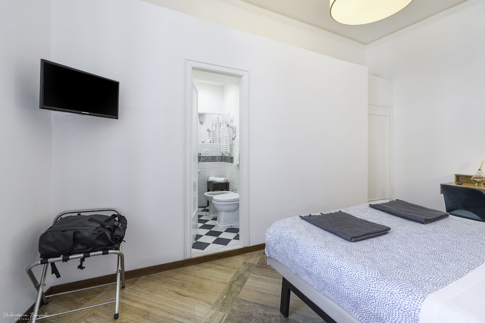 Classic Double Room, 1 Queen Bed photo 3