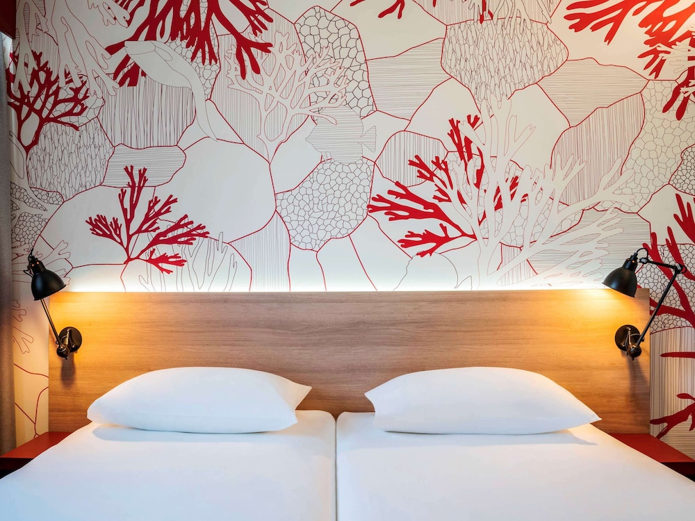 Standard Room, 1 Queen Bed photo 2