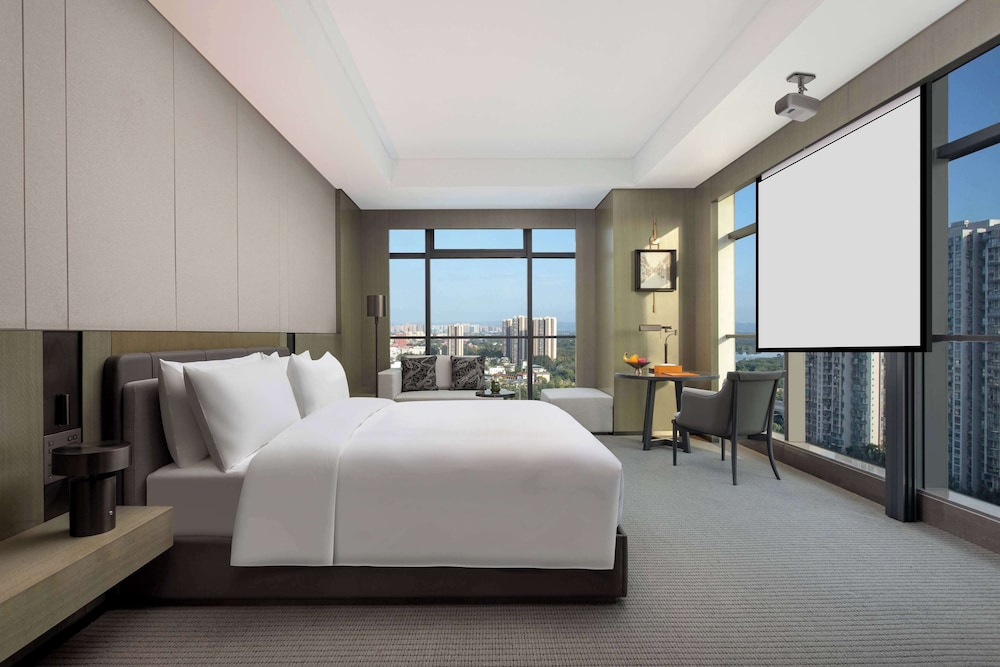Deluxe Room, 1 King Bed, Lake View