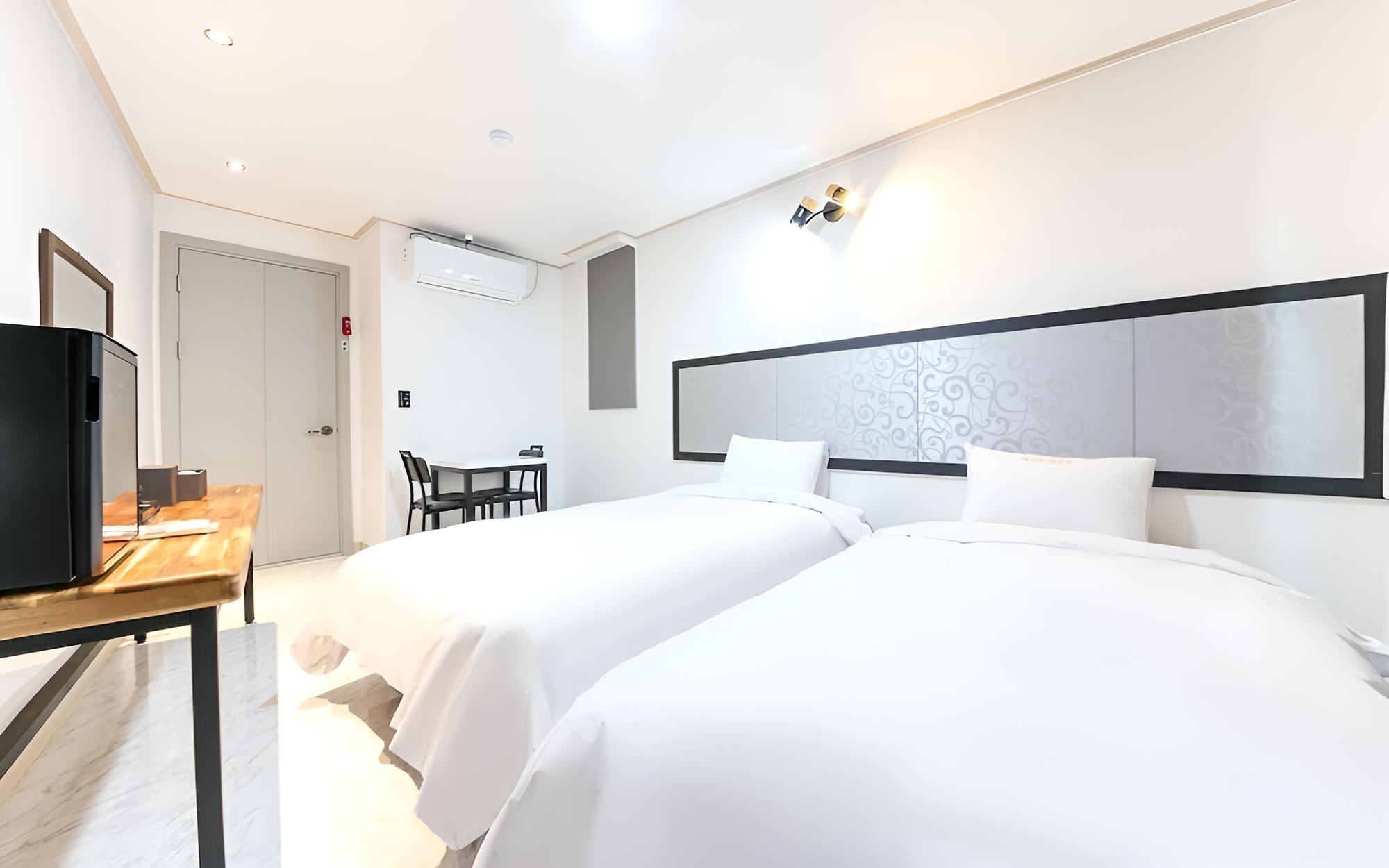 Room (Twin (Single and Single Bed Netflix A) - Photo 2