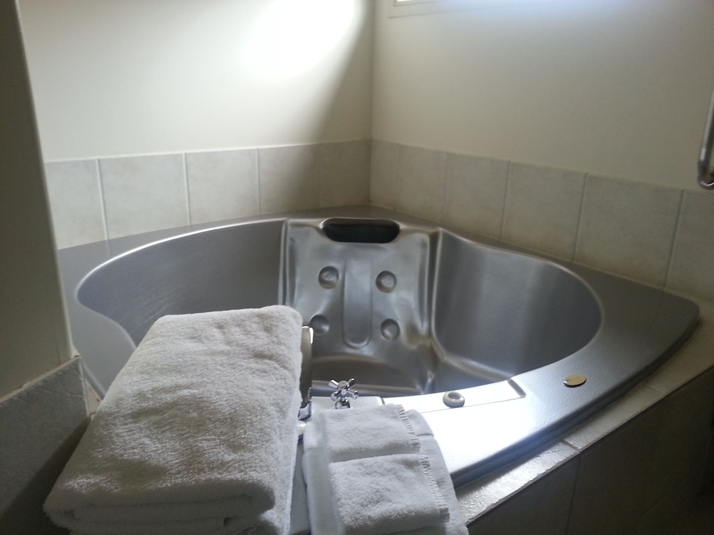 One bedroom spa suite for three