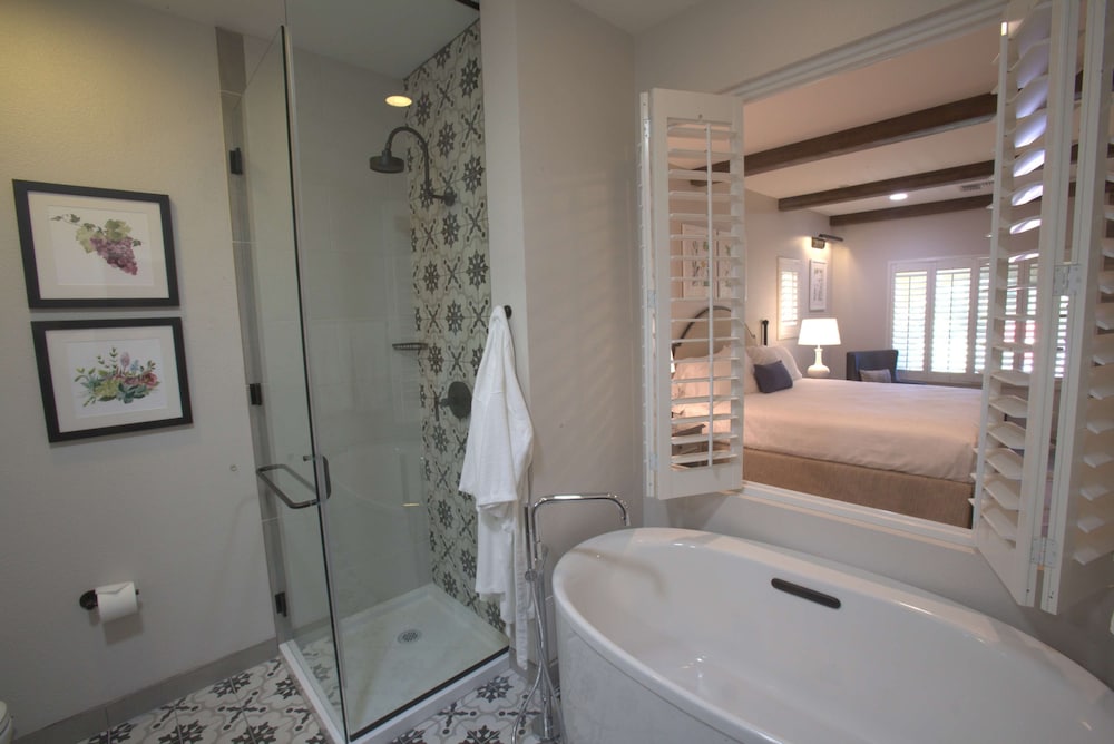 Room, 1 King Bed, Fireplace (Soaking Tub) - Photo 2