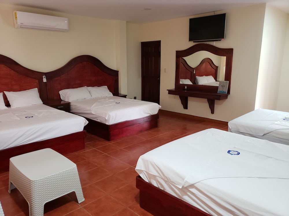 Room, Multiple Beds, Non Smoking (Four Double Beds) photo 3