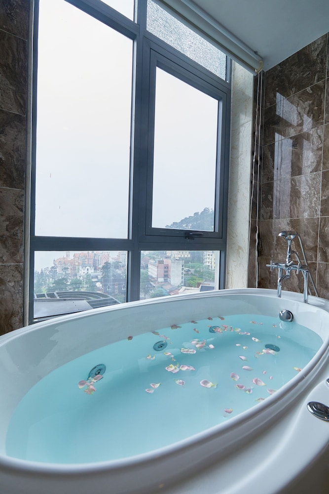 Signature Suite, 1 Bedroom, Bathtub, Executive Level photo 2