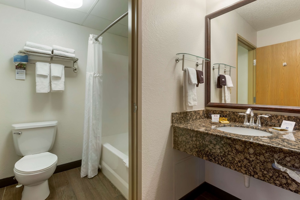 Suite, 1 King Bed, Non Smoking, Jetted Tub (Oversized Room) - Photo 4