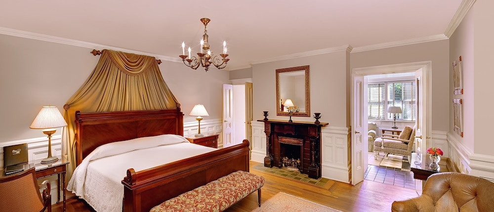 Deluxe Room, 1 King Bed photo 3