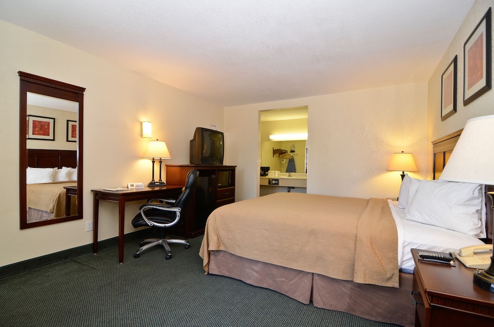 Standard Room, 1 King Bed, Non Smoking - Photo 11