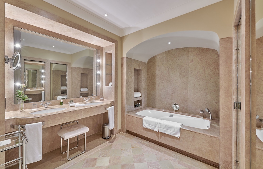 Deluxe Junior Suite - Photo 4