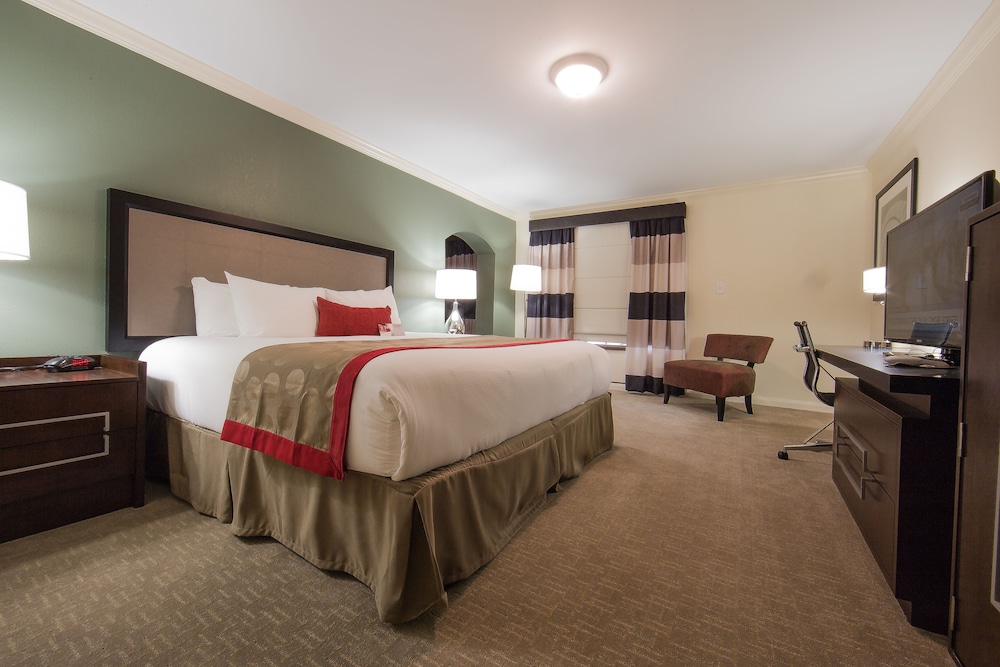 Room, 1 King Bed, Pool View - Photo 1