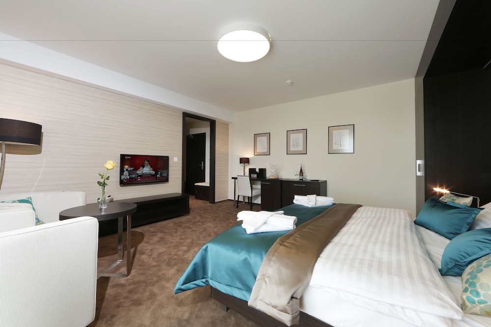 Superior Double or Twin Room, Balcony, Lake View photo 1