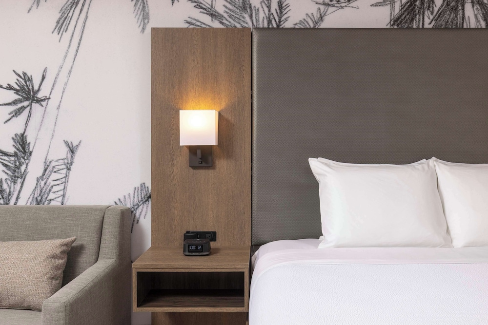Standard Room, 1 King Bed, Non Smoking (Larger Room) photo 1