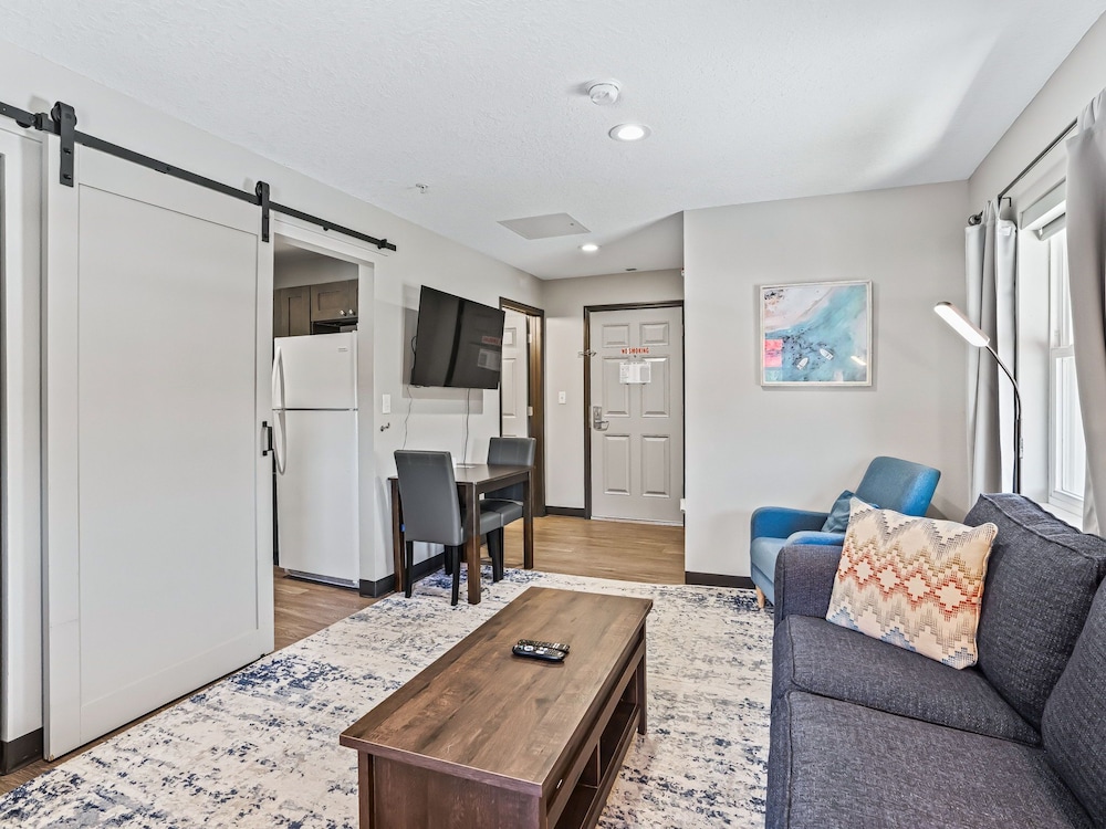 2 Queen Beds, 1-Bedroom Suite, Living Room, Non-Smoking - Photo 7