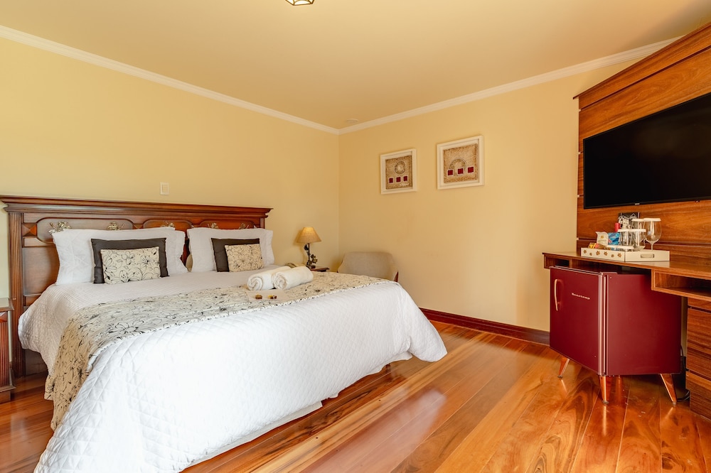 Deluxe Triple Room, Patio photo 3