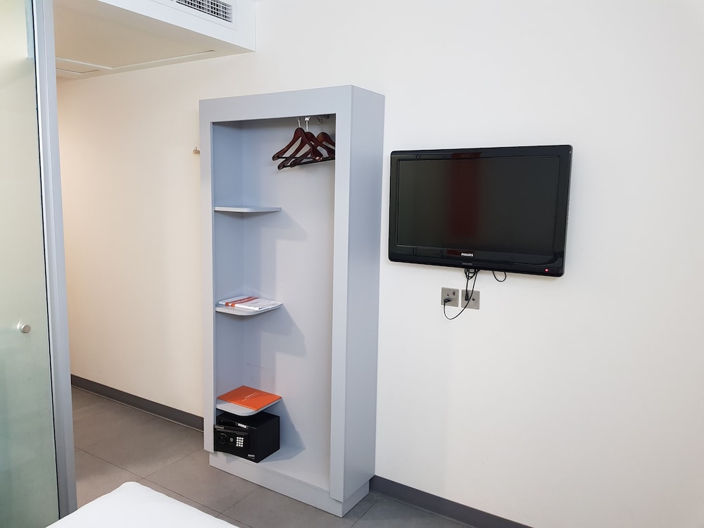 Standard Twin Room (with Window) photo 3