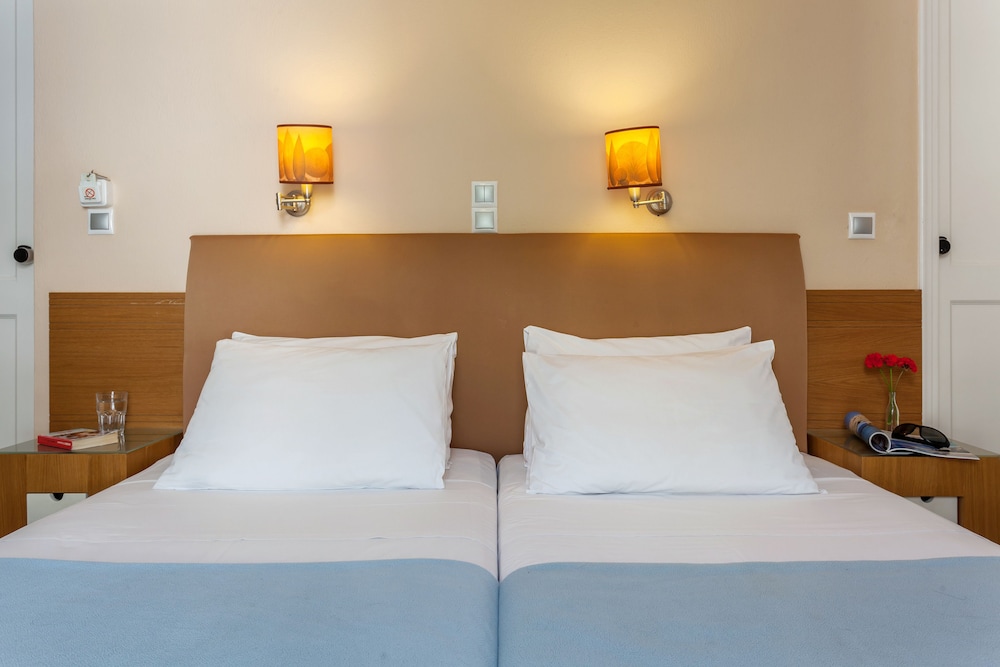 Economy Double or Twin Room, 2 Twin Beds photo 3