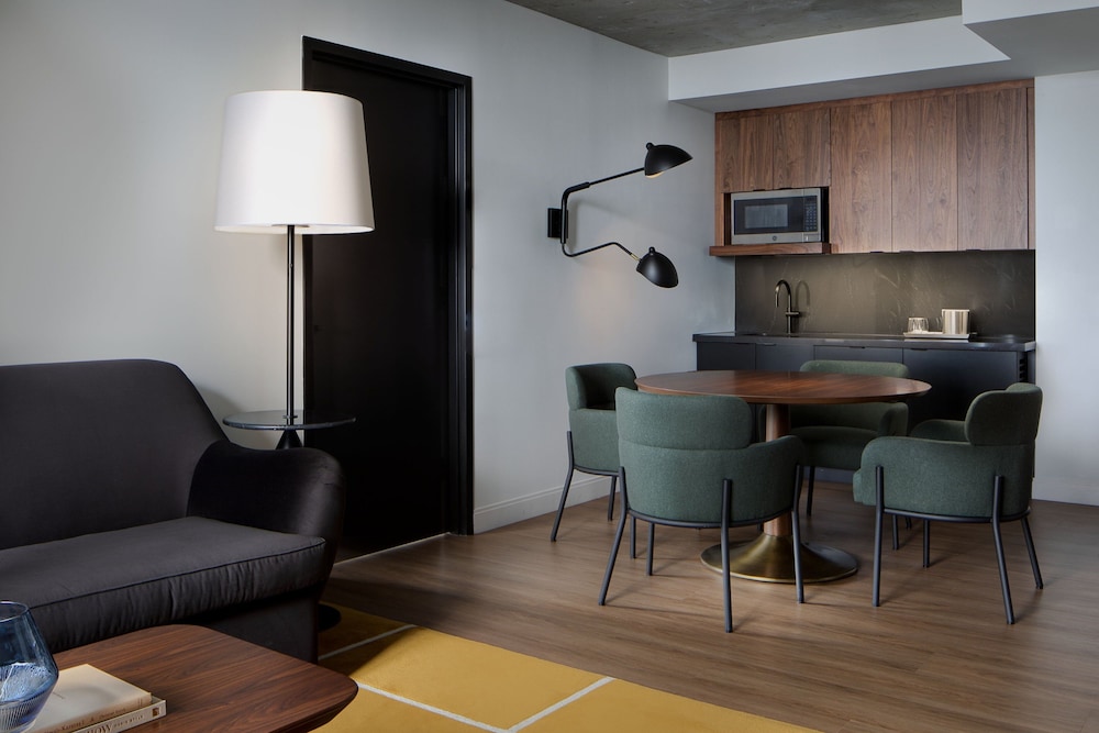 Suite, 1 Bedroom photo 2
