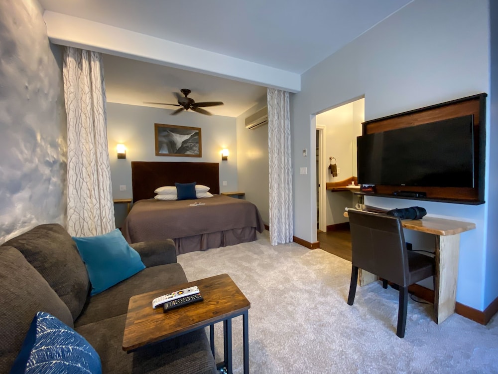 Luxury Suite, 1 King Bed, Non Smoking, Resort View (Suite 2) photo 1