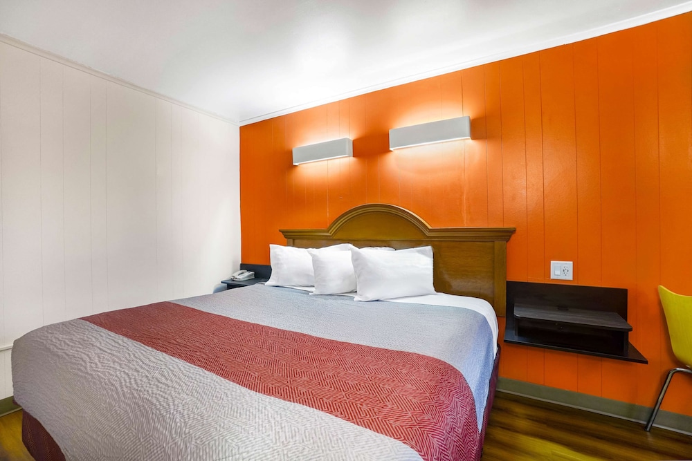 Standard Room, 1 King Bed, Smoking, Refrigerator & Microwave photo 2
