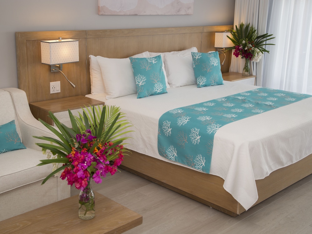 Junior Studio Suite, 1 King Bed with Sofa bed, Garden View