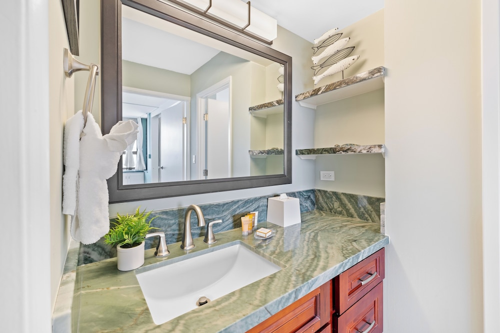 Diamond Head and Ocean views with King Bed and Parking: Condo, 1 Bedroom, Air conditioning, Ocean View (0146) photo