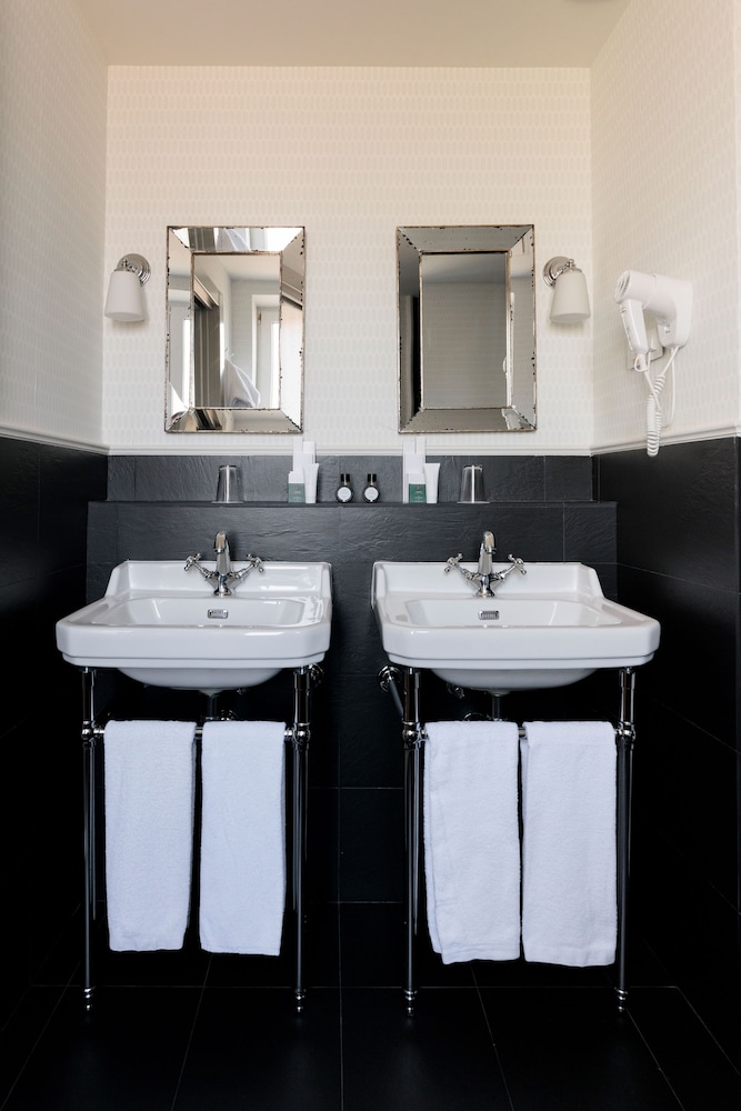 Deluxe Double or Twin Room - Photo 5