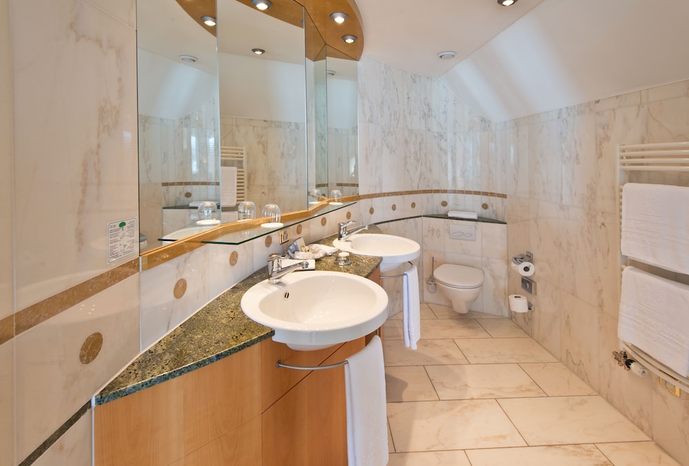 Deluxe Double or Twin Room - Photo 17