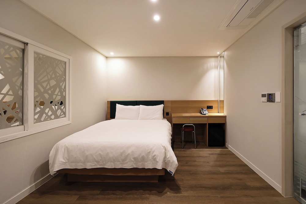 Deluxe Double Room (Randomly assigned upon check in)