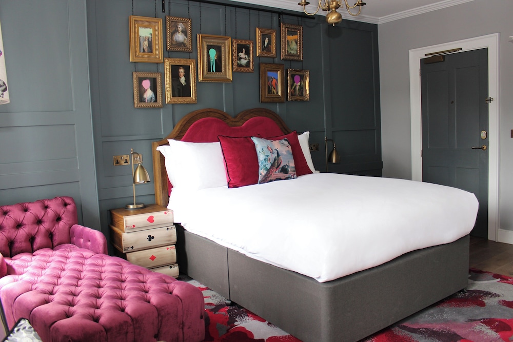Premium Room, 1 King Bed (Minifridge) photo 3