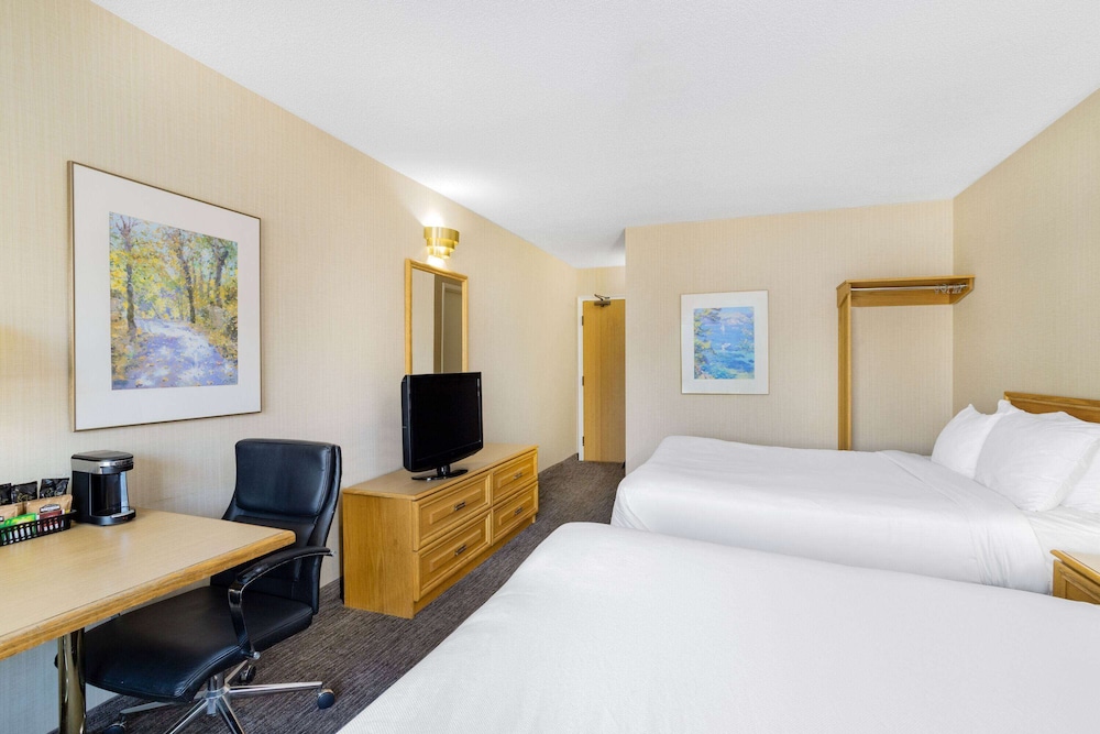 Room, 2 Queen Beds, Non Smoking - Photo 5