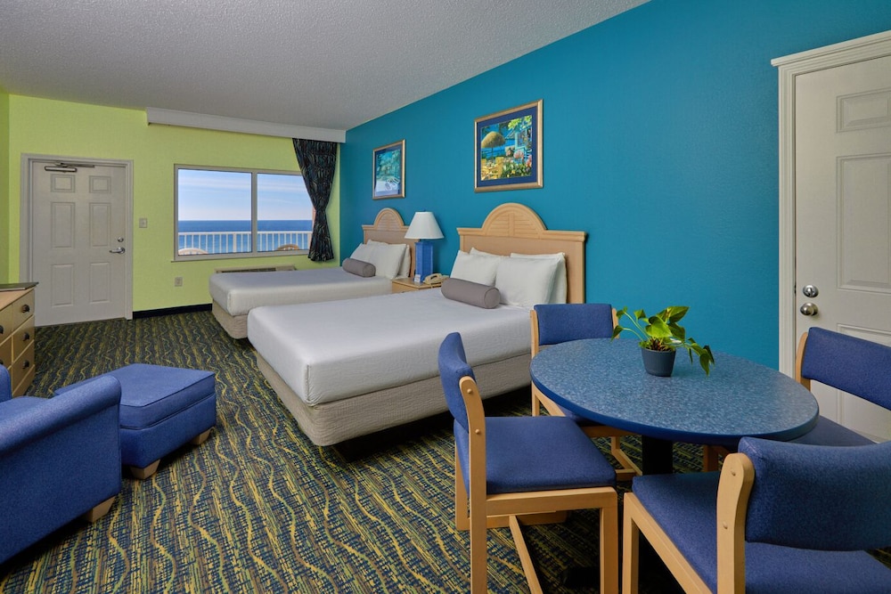 Classic Room, Kitchen, Beachfront (Queen/Queen)