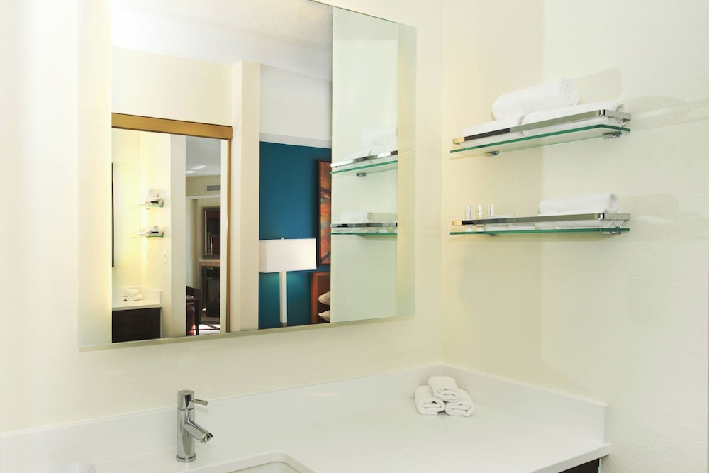 Suite, 1 Bedroom - Photo 9