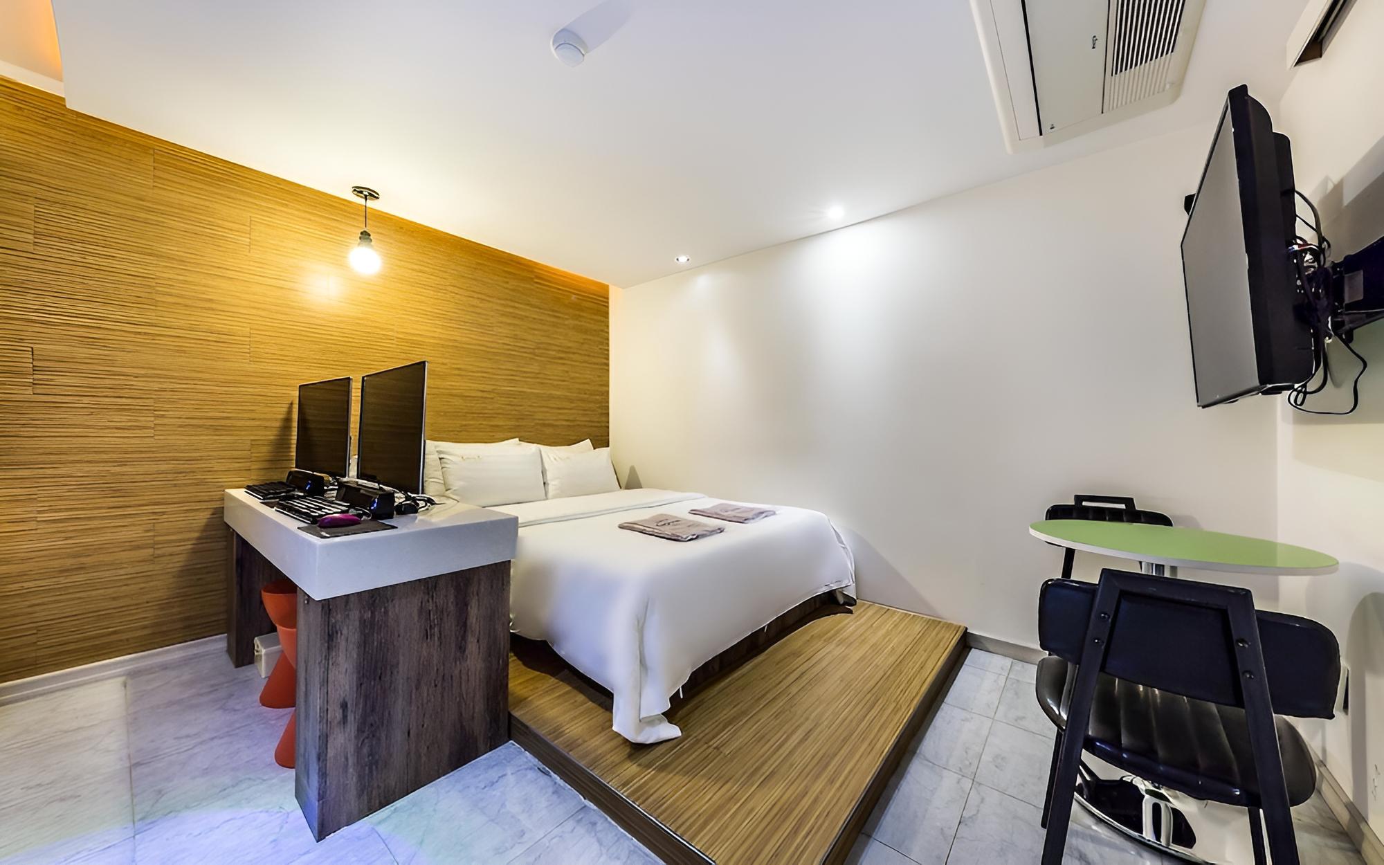 Room (Gaming PC (Couple PC/Netflix viewing/) - Photo 10